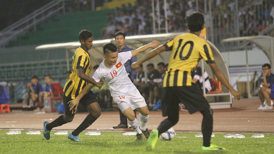 Công Phượng lập siêu phẩm, U23 Việt Nam thắng đậm U23 Malaysia - 5
U23 Malaysia đang thể hiện lối chơi kèm người khá quyết liệt