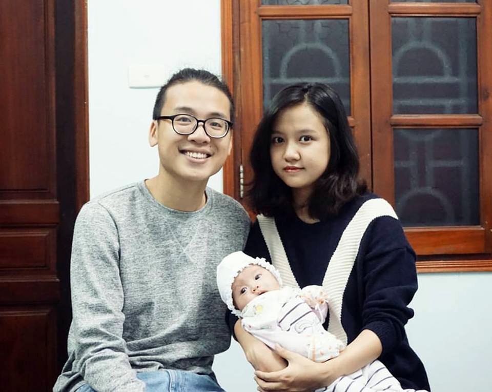Bật mí chuyện tình bằng tuổi của tác giả “Khi hai ta về một nhà…” - 10
Cặp đôi chào đón con gái đầu lòng An Vy vào tháng 1/2017 vừa qua.