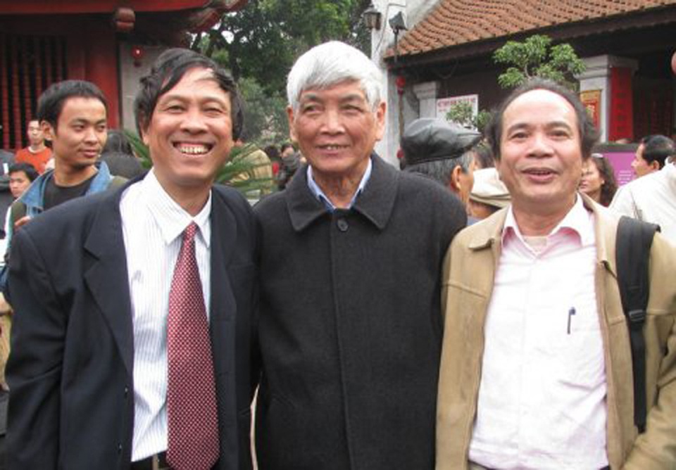 Nhà thơ Việt Phương (giữa) cùng các đồng nghiệp.