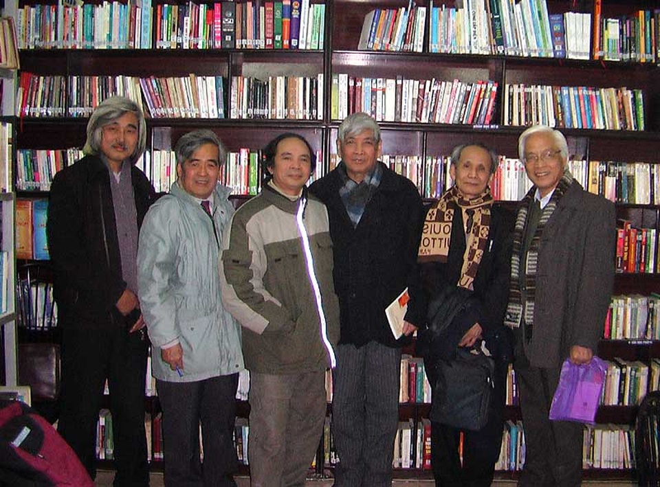 
Nhà thơ Nguyễn Trọng Tạo và cố nhà thơ Việt Phương (thứ 3,4 từ trái sang phải) trong một cuộc gặp gỡ cùng bạn bè
