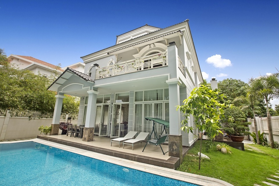 Căn villa phủ toàn màu trắng. Nơi đây có sân vườn với những mảng cỏ xanh mát, và hồ bơi với những buổi tiệc cocktail sôi động về đêm.