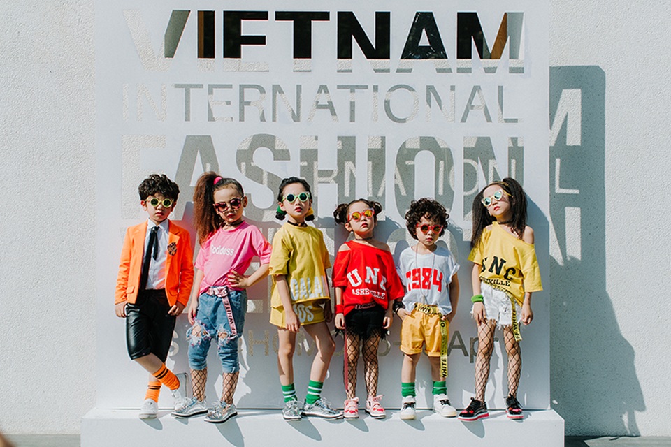 Nhóm mẫu nhí sành điệu "đổ bộ" Tuần lễ thời trang quốc tế VN - 1 Vietnam International Fashion Week - Tuần lễ thời trang quốc tế Việt Nam mùa Xuân/Hè 2017 hiện đang diễn ra tại TP.HCM. Sự kiện thời trang này thu hút đông đảo những người đang làm trong ngành công nghiệp thời trang, fashionista, cũng như những tín đồ thời trang trong và ngoài nước.