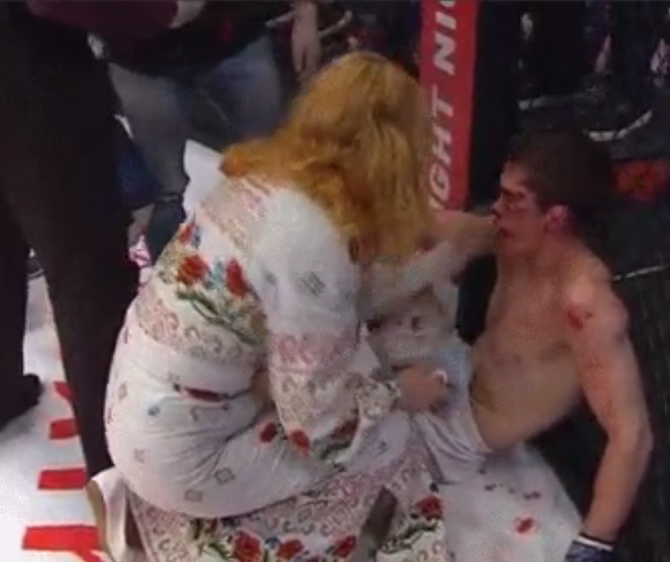 Võ sĩ Viktor Kichigin bị mẹ tát sau khi thua trận