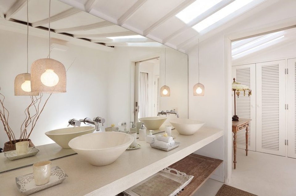 Gàm màu trắng trẻ trung trong phòng tắm