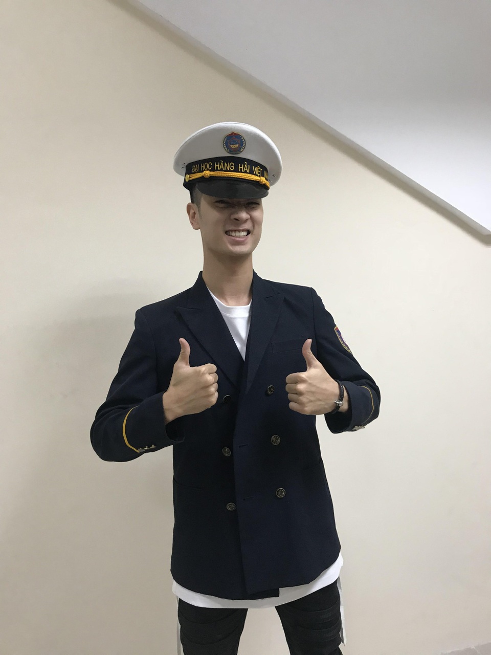 Slim V hóa thân thành chàng ma ca rồng Edward Cullen trong Halloween - 3 Hoá trang thành anh chàng thuỷ thủ khi biểu diễn ở Đại học Hàng hải Hải Phòng.