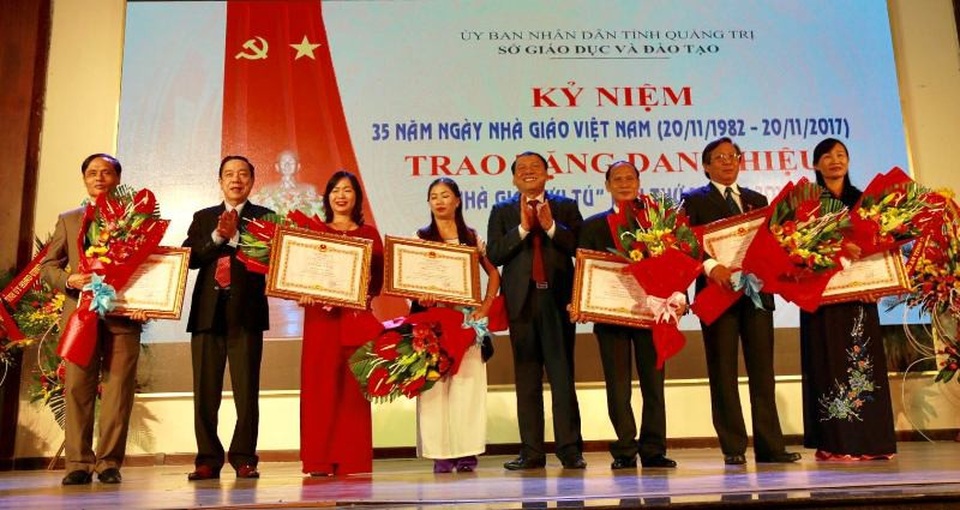 Quảng Trị: 6 nhà giáo được trao danh hiệu “Nhà giáo ưu tú” - 1 Ông Nguyễn Văn Hùng - Bí thư Tỉnh ủy Quảng Trị trao danh hiệu Nhà giáo ưu tú cho các cá nhân