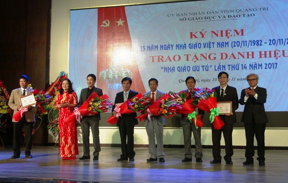 Quảng Trị: 6 nhà giáo được trao danh hiệu “Nhà giáo ưu tú” - 2 Tiến sĩ Lê Thị Hương - Giám đốc Sở GD-ĐT tỉnh trao kỷ niệm chương cho các nhà giáo có nhiều cống hiến