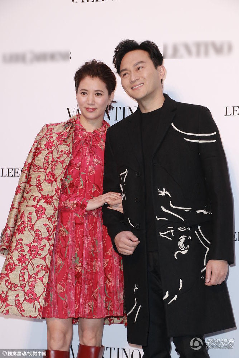 
Được hỏi về tin đồn mang bầu, Viên Vịnh Nghi chỉ cười. Cô không xác nhận hay phủ nhận mà chỉ gửi lời cảm ơn mọi người vì luôn quan tâm tới vợ chồng cô.
