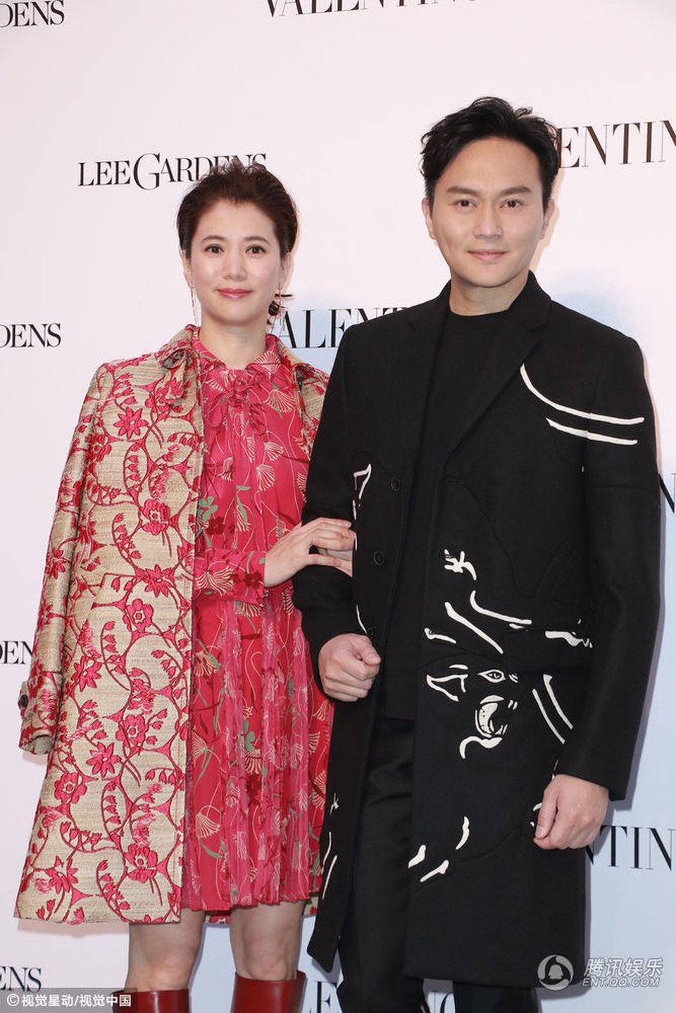 
Viên Vịnh Nghi và Trương Trí Lâm sánh đôi tại một sự kiện thời trang ở Hong Kong, tối 11/5. Cựu hoa hậu Hong Kong chọn một chiếc váy rộng thùng thình và cố giấu vòng hai.
