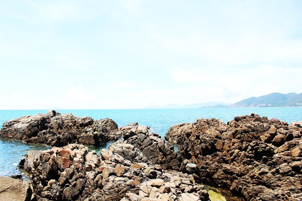 Nha Trang: Ngỡ ngàng vẻ đẹp đầm Nha Phu mùa hè qua góc nhìn mới - 1 Bãi đá Hòn Lao, đầm Nha Phu, Khánh Hòa