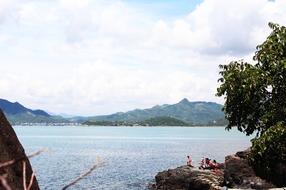 Nha Trang: Ngỡ ngàng vẻ đẹp đầm Nha Phu mùa hè qua góc nhìn mới - 4 Du khách khám phá cảnh đẹp trên đầm Nha Phu