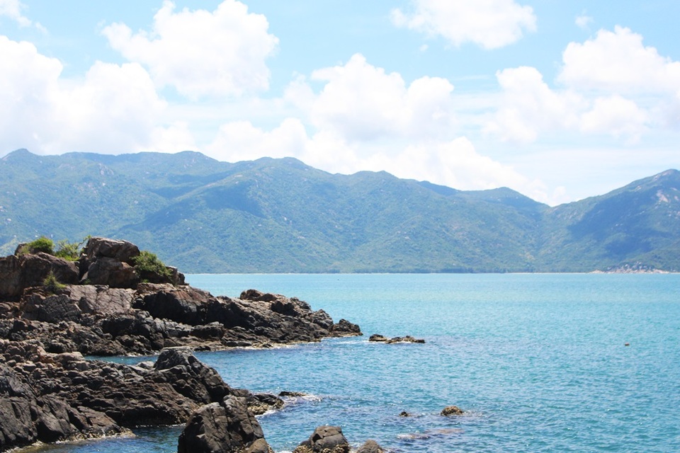 Nha Trang: Ngỡ ngàng vẻ đẹp đầm Nha Phu mùa hè qua góc nhìn mới - 8 Nhiều người không khỏi ngỡ ngàng trước vẻ đẹp đảo Hòn Lao, thuộc Nha Phu