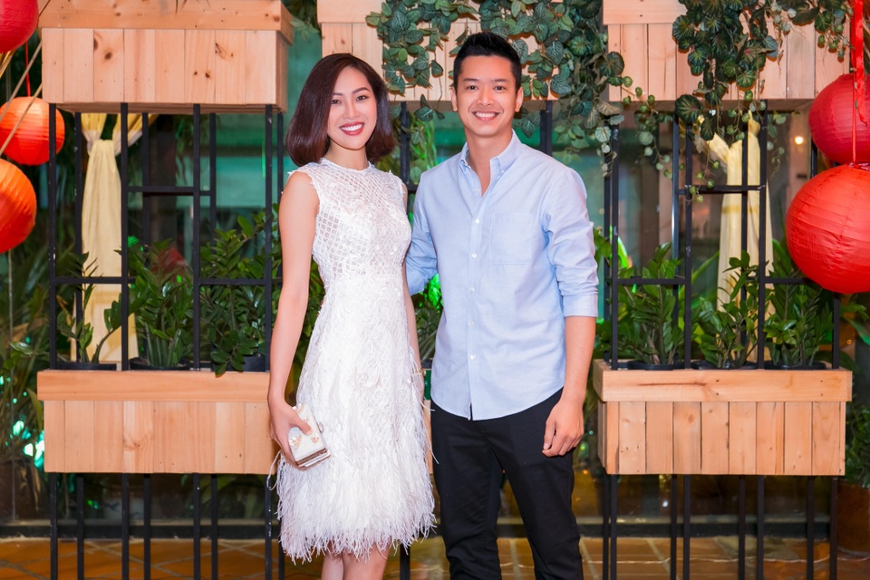 
Hoa khôi áo dài Diệu Ngọc - người vừa trở về từ cuộc thi hoa hậu thế giới ăn vận thanh lịch tham dự buổi tiệc
