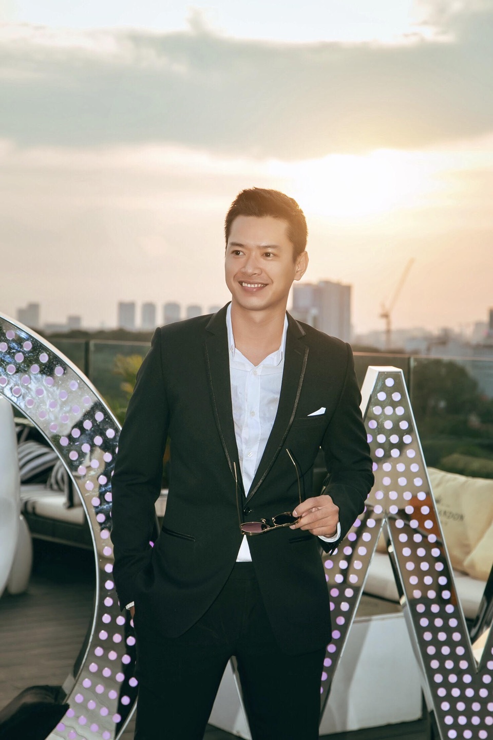Hồ Đức Vĩnh bảnh bao đón hoa hậu toàn cầu - 2
Là người chỉn chu về xây dựng hình ảnh, Đức Vĩnh luôn cẩn thận chọn lựa kỹ trang phục trước mỗi sự kiện