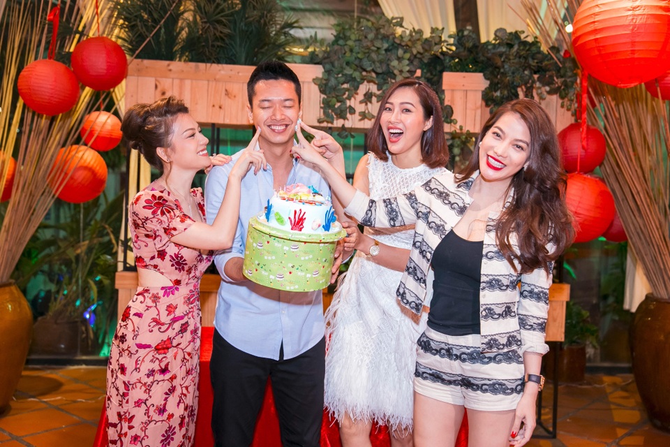 
Trương Ngọc Ánh thân thiết với Đức Vĩnh đã lâu và siêu mẫu cao 1,87m tiết lộ, anh luôn hâm mộ tài năng của đàn chị
