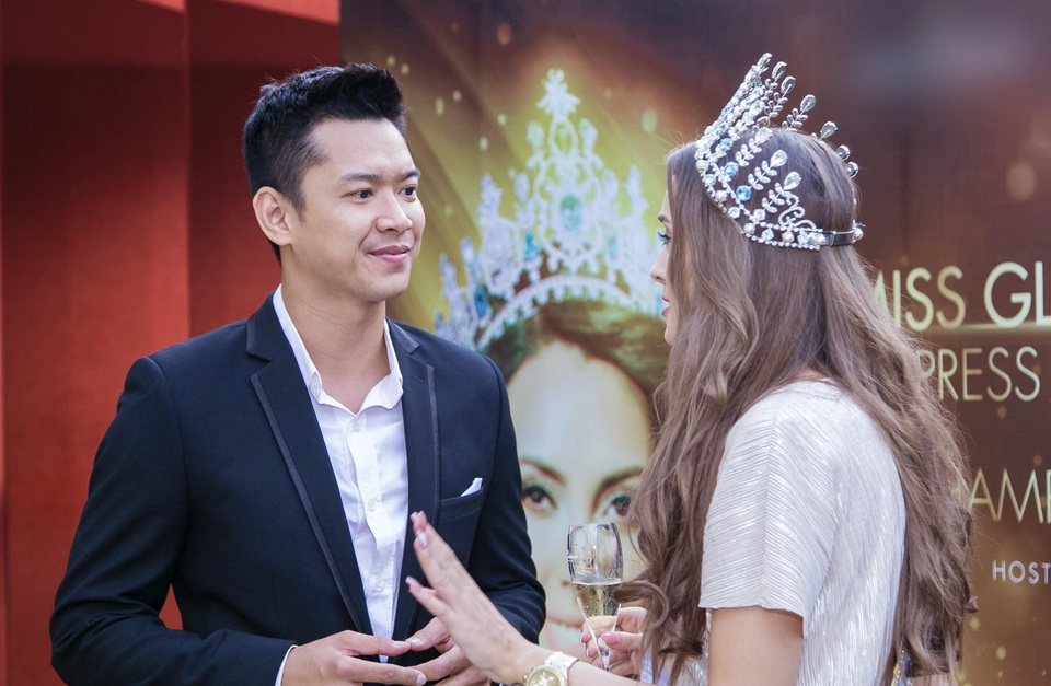 Hồ Đức Vĩnh bảnh bao đón hoa hậu toàn cầu - 6
Đức Vĩnh hết lời khen hoa hậu toàn cầu Angela Bonilla xinh đẹp và thông minh. Angela Bonilla, 26 tuổi, cao 1,73m sở hữu số đo ba vòng 89-62-93, đăng quang ngôi vị Miss Global vào tháng 09/2016 tại Philippines