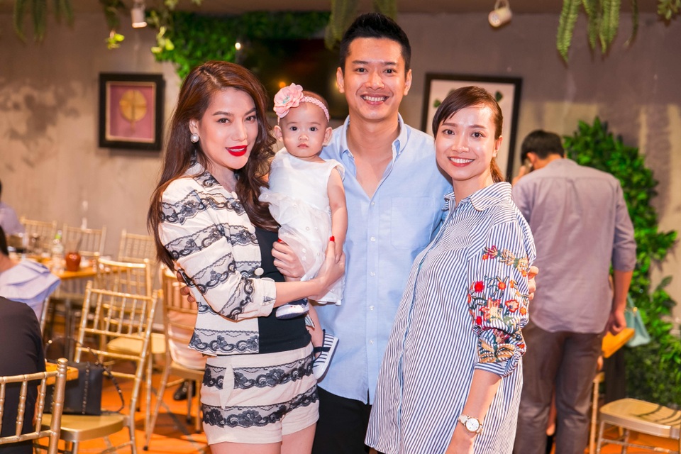 
Cô còn bế cháu gái dễ thương của Đức Vĩnh suốt buổi tối
