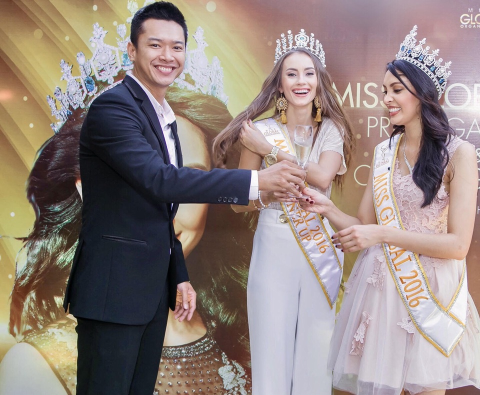 Hồ Đức Vĩnh bảnh bao đón hoa hậu toàn cầu - 8
Siêu mẫu Việt Nam cũng tranh thủ giới thiệu về cảnh đẹp, con người Việt Nam tại đây. Anh ngỏ ý muốn đưa hoa hậu, á hậu đi lòng vòng ngắm đường phố Sài Gòn.