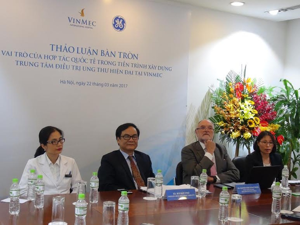Chẩn đoán hình ảnh - “Bệ đỡ” vững chắc kết nối điều trị ung thư hiệu quả - 1
GS. Bùi Đức Phú, Giám đốc Bệnh viện Đa khoa Vinmec và GS Gustav tại buổi Thảo luận bàn tròn