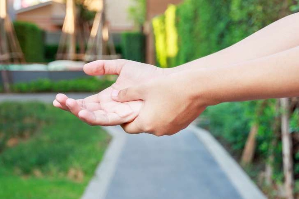 Tê tay chân - Coi chừng thiếu vitamin B12 - 2