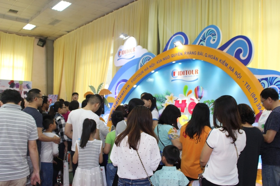 Hàng nghìn tour khuyến mãi đã “hết veo” tại Hội chợ VITM 2017 - 3 Các gian hàng luôn chật cứng khách tham gia gameshow và đến mua tour.