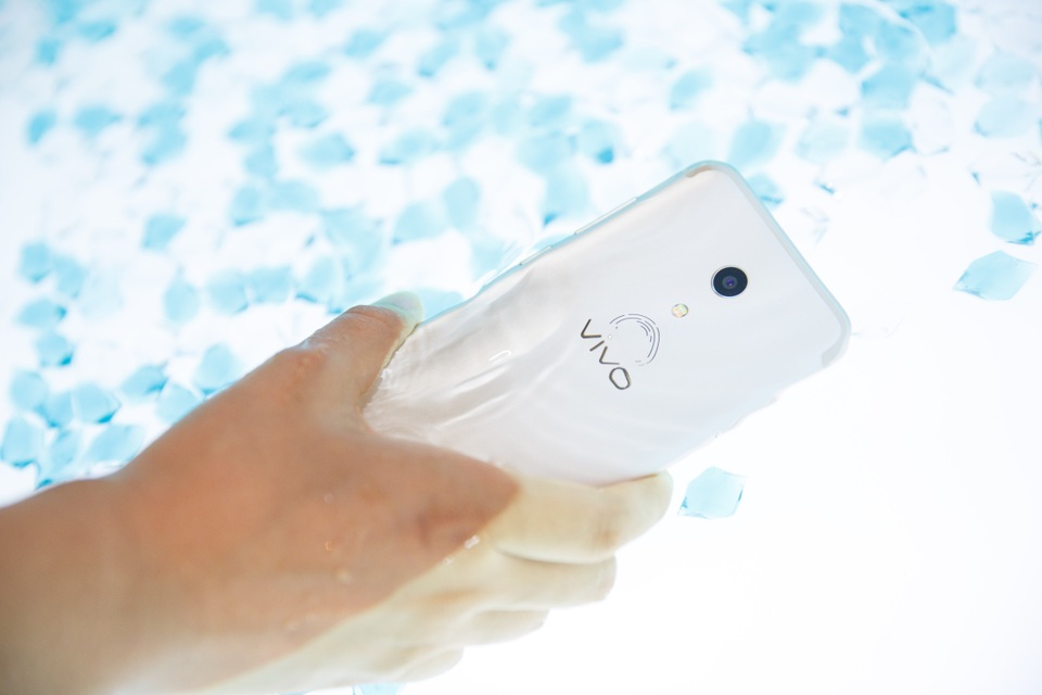 Xuất hiện công nghệ cảm biến vân tay dưới màn hình điện thoại - 2 Giải pháp này có ưu thế vượt trội với khả năng kháng nước và chống ảnh hưởng của ánh sánh môi trường.