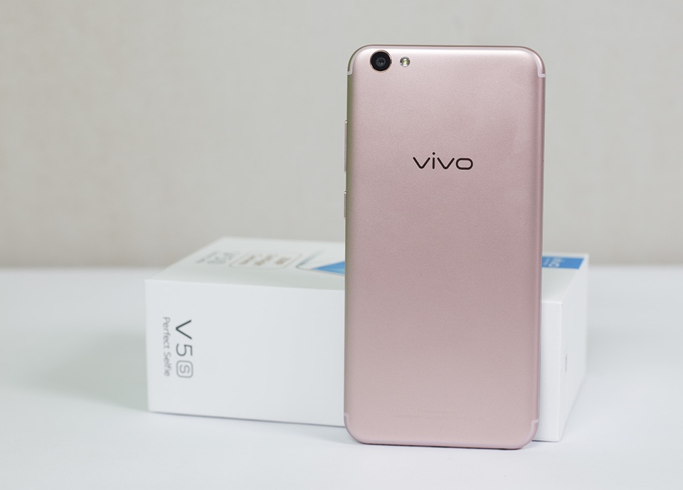 Đập hộp Vivo V5s với camera tự sướng 20 MP tại Việt Nam - 3 Mặt lưng của máy thừa hưởng thiết kế của mẫu Vivo 5 Plus