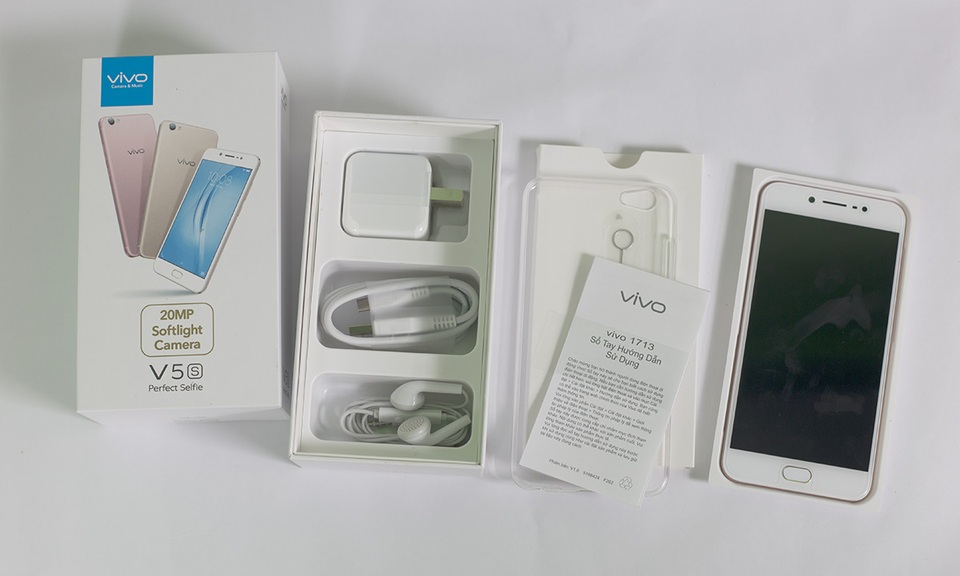 Đập hộp Vivo V5s với camera tự sướng 20 MP tại Việt Nam - 2 Hộp đựng máy và đi kèm sạc, tai nghe, cáp micro USB, ốp lưng, cây chọt SIM, sách hướng dẫn