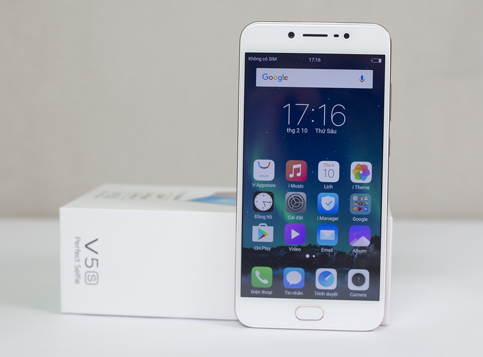 Đập hộp Vivo V5s với camera tự sướng 20 MP tại Việt Nam - 4 Mặt trước là một màn hình 5,5 inch đạt độ phân giải HD