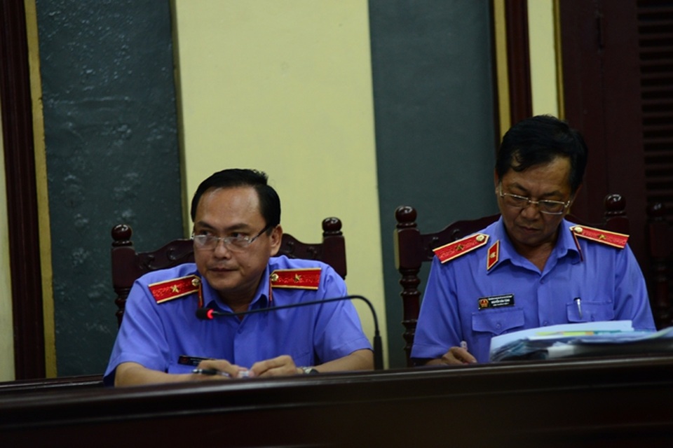 Phúc thẩm vụ VN Pharma: Đề nghị khởi tố tội buôn bán thuốc giả - 1 
Đại diện Viện KSND Cấp cao tại TPHCM đề nghị khởi tố các bị cáo tội sản xuất thuốc giả.