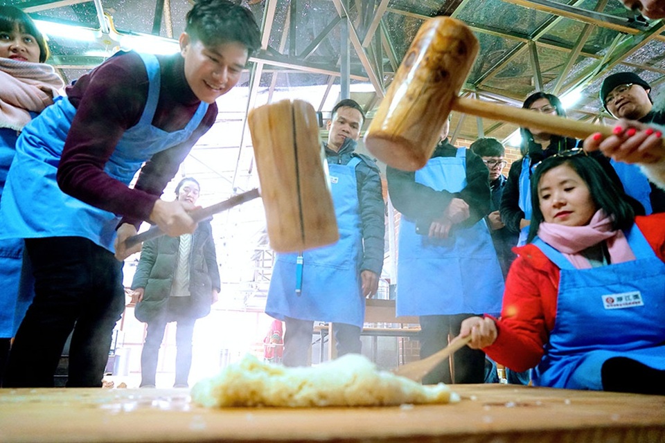 Anh còn tham gia làm các món ăn Hàn Quốc và đặc biệt là món cơm trộn cùng bạn bè quốc tế. Anh muốn thông qua việc tìm hiểu có thể quảng bá nhiều hơn về nền ẩm thực đặc sắc của nước mình.