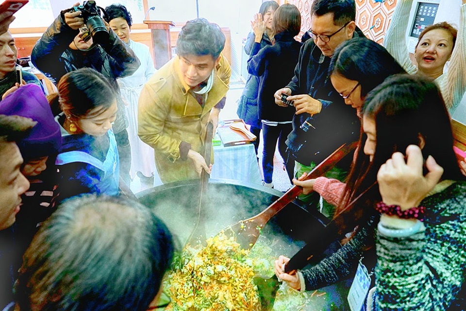 Ngoài ra, ẩm thực Hàn Quốc cũng là một trong những điều níu chân chàng MC điển trai lại xứ sở Kim Chi. Những món ăn đặc sản của Hàn Quốc luôn kích thích vị giác và khiến anh nhớ mãi hương vị. Vũ Mạnh Cường cho biết, anh là một người đặc biệt yêu thích thưởng thức những món ăn mới và mong muốn được trải nghiệm thêm những nền ẩm thực truyền thống mới.