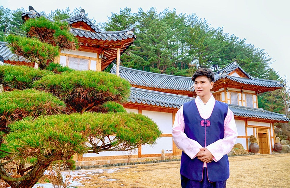 Nam MC thích thú mặc thử trang phục truyền thống Hàn Quốc.