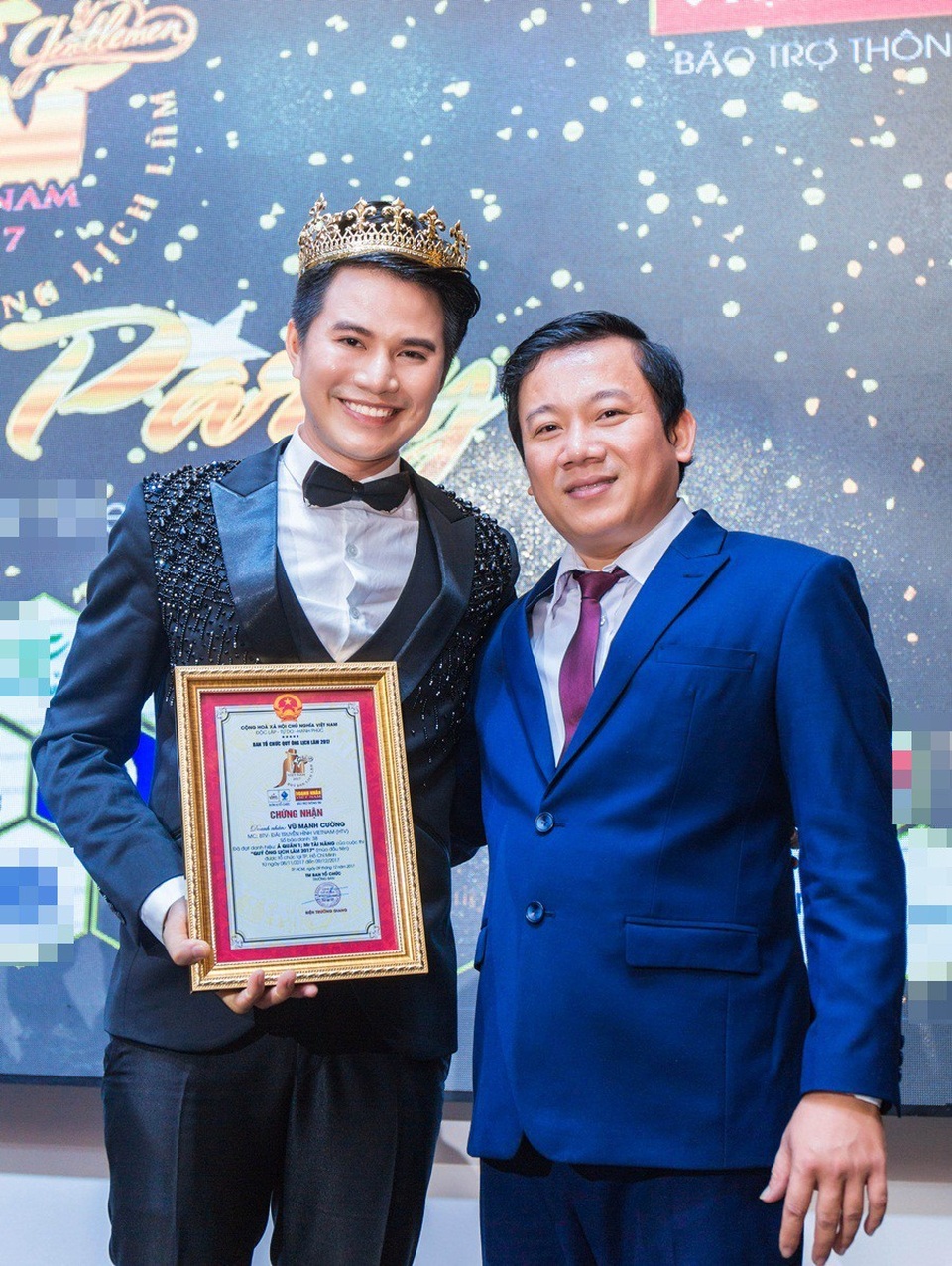 Sau scandal quý ông đội vương miện, BTC lại… “thay vương miện nam tính hơn” - 3 Vũ Mạnh Cường chia sẻ: Tôi thích chiếc vương miện này hơn vì nam tính.