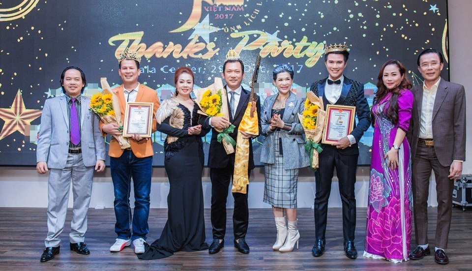 Sau scandal quý ông đội vương miện, BTC lại… “thay vương miện nam tính hơn” - 2 Vương miện của Á quân được thay mới trong khi vương miện Quán quân được gia cố lại.