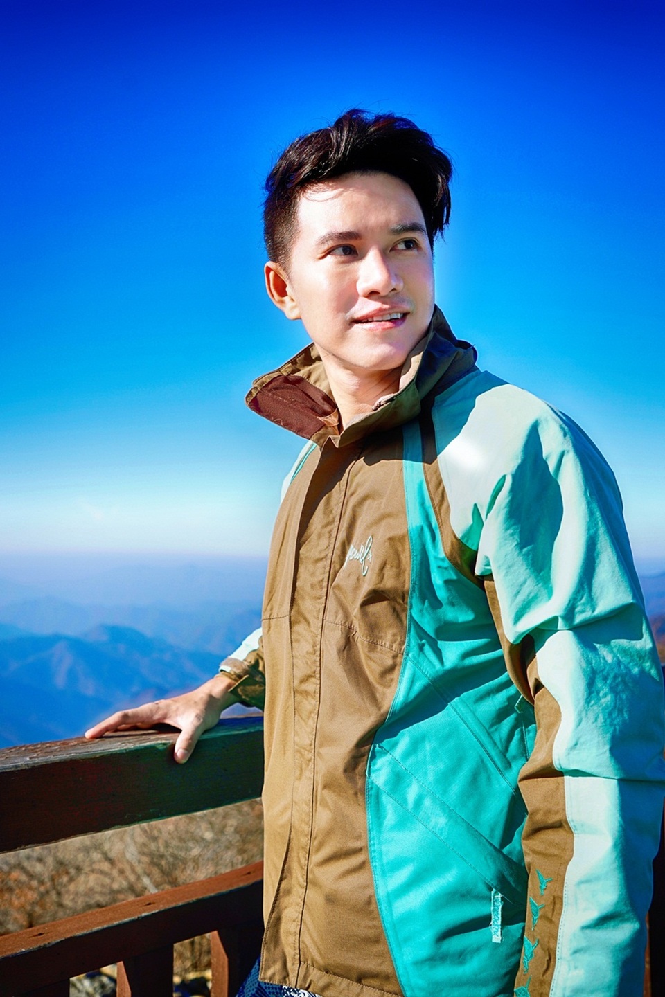 Sở hữu những ngọn núi đẹp như Seoraksan, Chiaksan, Odaesan và Taebaeksan nên vào mùa đông, khi tuyết rơi nhiều, các dãy núi của tỉnh Gangwon biến thành một thiên đường trượt tuyết thú vị.