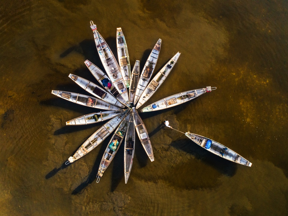 Ảnh ý niệm Thuyền Hoa là tác phẩm triển lãm tại cuộc thi ảnh Nghệ thuật Quốc tế lần thứ 9 tại Việt Nam.