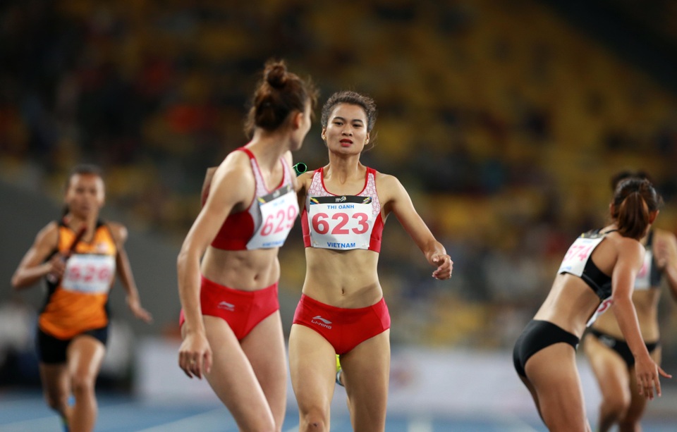 Nhật ký SEA Games ngày 26/8: Ánh Viên hoàn tất 8 HCV, bóng bàn giành HCV lịch sử - 4
Nguyễn Thị Oanh, Quách Thị Lan, Hoàng Thị Ngọc và Nguyễn Thị Huyền giành HCV nội dung 4x400m