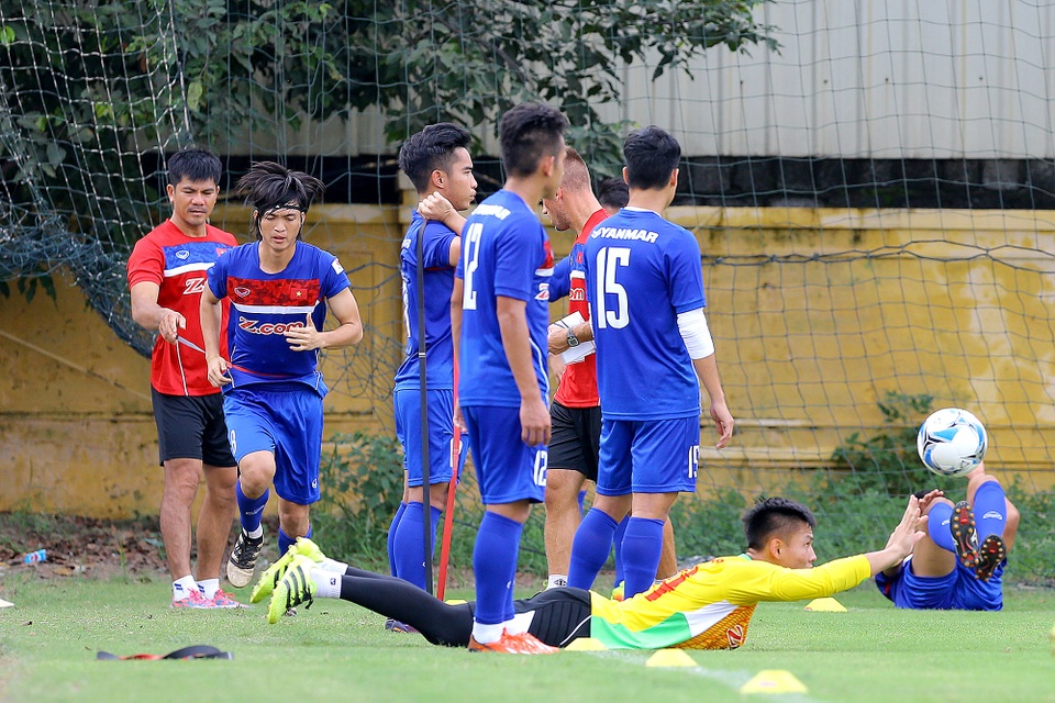 HLV Hữu Thắng: “U22 Việt Nam đang có lực lượng rất mạnh” - 2
Các tuyển thủ U22 hào hứng trong buổi tập chiều 4/7 - Ảnh: Gia Hưng
