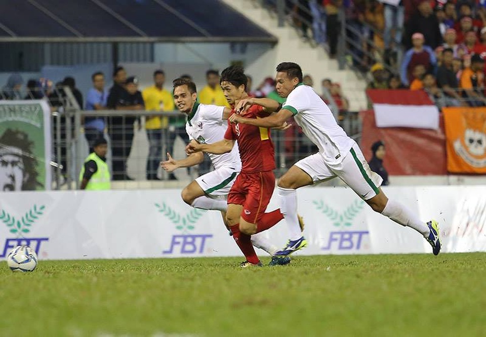 U22 Việt Nam 0-0 U22 Indonesia: Chia điểm đáng tiếc - 3
Pha bứt tốc qua hàng loạt cầu thủ đối phương của Công Phượng (giữa), ảnh: Q.H