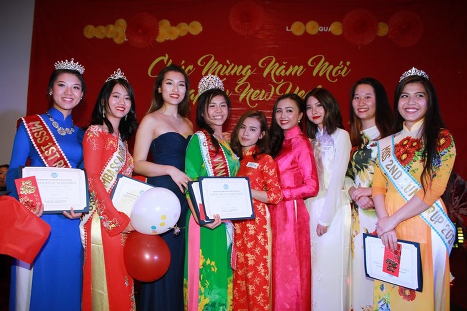 Cựu VĐV bơi lội đăng quang Hoa khôi SV Việt tại New York - 1
Tân hoa khôi Trần Gia Ngọc (áo dài xanh) và các người đẹp khác trong đêm chung kết Miss Việt Nam – New York.