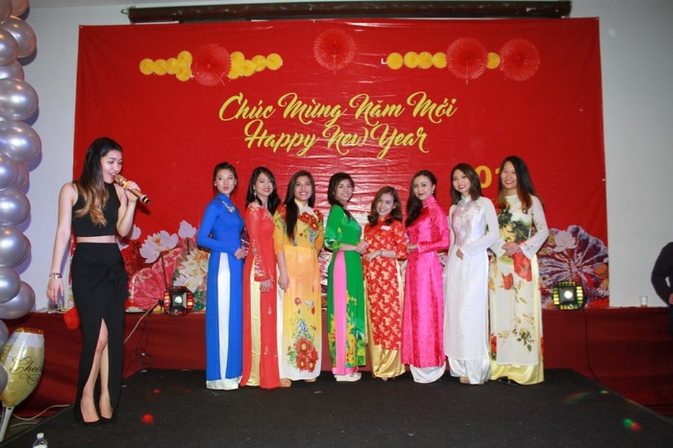 Cựu VĐV bơi lội đăng quang Hoa khôi SV Việt tại New York - 8
Các cô gái gây ấn tượng mạnh với tà áo dài trong đêm thi.