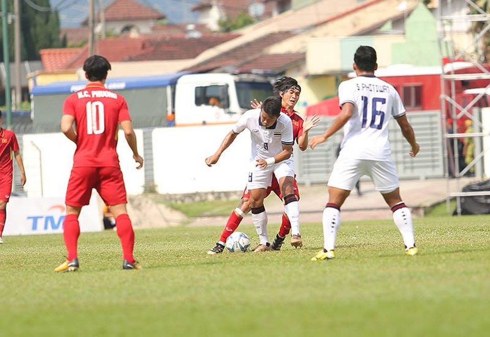 Thua đậm Thái Lan, U22 Việt Nam chia tay SEA Games 29 - 9
Tuấn Anh đang lép vế so với các tiền vệ Thái Lan
