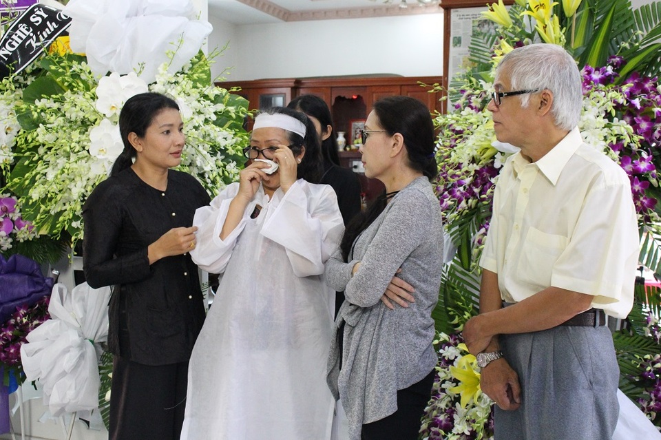 Nghệ sĩ Kim Xuân đến thăm viếng nghệ sĩ Thanh Sang cùng chồng. Cô Ngọc Mỹ-vợ nghệ sĩ Thanh Sang đứng bên cũng không kiềm được xúc động. Dù luôn bình tĩnh để chăm lo tang sự cho chồng nhưng mỗi lần gặp lại những nghệ sĩ, bạn bè lâu năm của nghệ sĩ Thanh Sang cô không cầm được nước mắt.