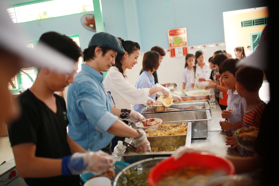 Vợ chồng đạo diễn Dustin Nguyễn "xắn tay" nấu cơm cho trẻ mồ côi - 4 Cả hai vợ chồng nam đạo diễn vui vẻ lấy cơm cho từng trẻ.