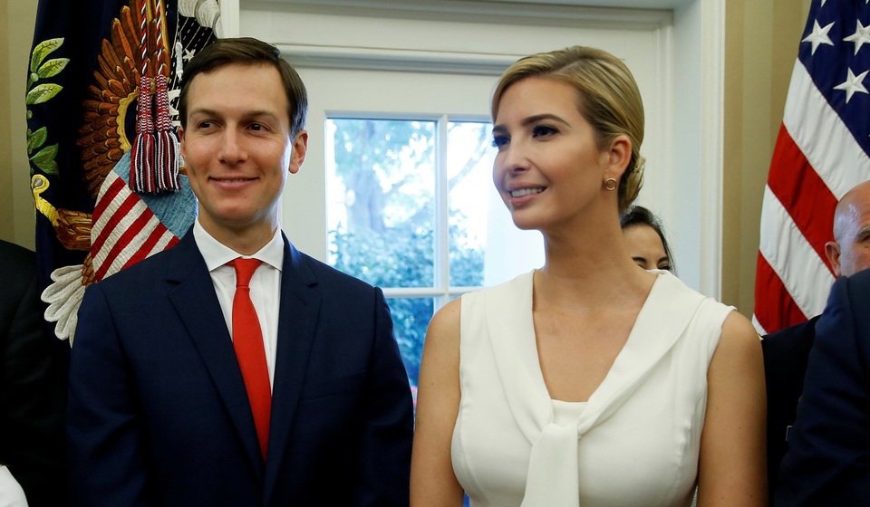 Báo Mỹ: Con rể ông Trump thân thiết với tỷ phú Nga Abramovich - 1 Vợ chồng Jared Kushner và Ivanka Trump (Ảnh: Reuters)
