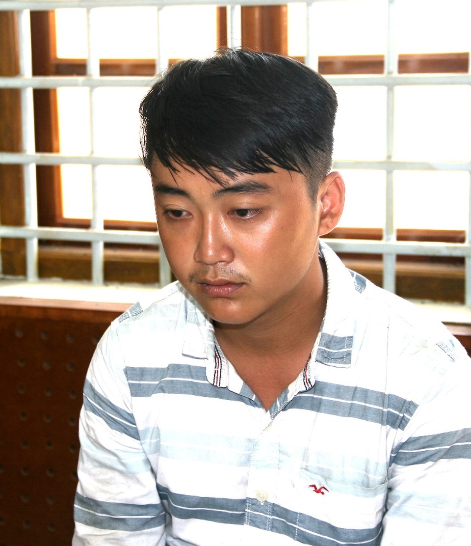 Vụ thanh niên bị đâm chết vì rú ga, nghi phạm gây án đầu thú - 2
Sau một ngày lẩn trốn, đối tượng Võ Công Khanh đã ra đầu thú