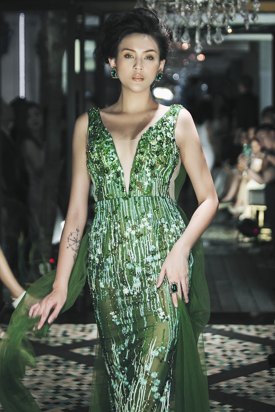 Siêu mẫu Hoàng Yến bất ngờ tái xuất catwalk dù từng tuyên bố "giải nghệ" - 4