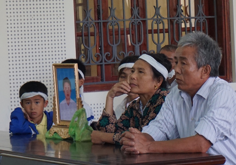 Đâm chết anh họ, ra tòa xin kể chuyện - 2 Người nhà bị hại mang theo di ảnh nạn nhân đến tham dự phiên tòa và đề nghị tòa tuyên bị cáo mức án tử hình