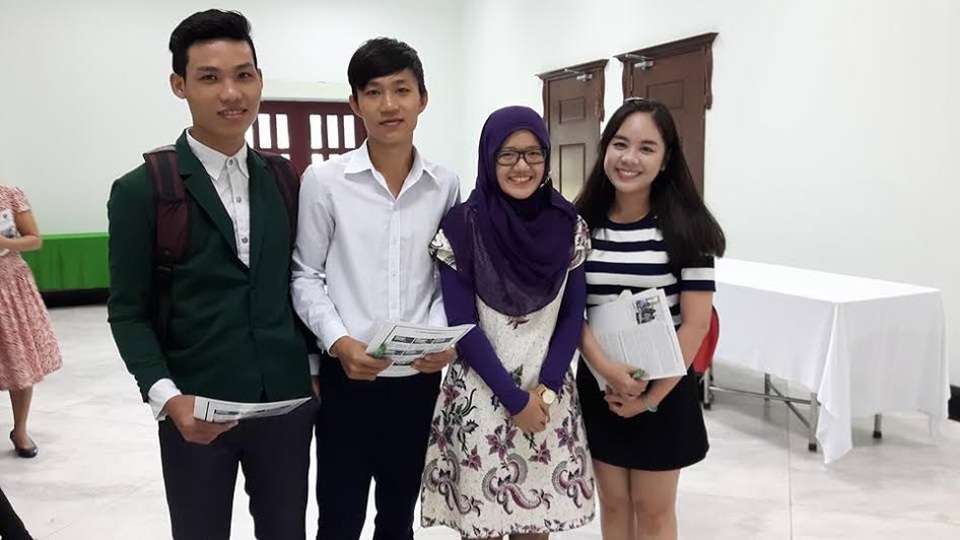 “Đại học Tân Tạo không hoàn hảo” - 2 Võ Thị Hoài Thương (ngoài cùng bên phải) và các bạn sinh viên quốc tế tham dự Hội thảo về Tăng cường hợp tác ASEAN để đảm bảo An ninh lương thực lần thứ 30, tổ chức tại TTU.